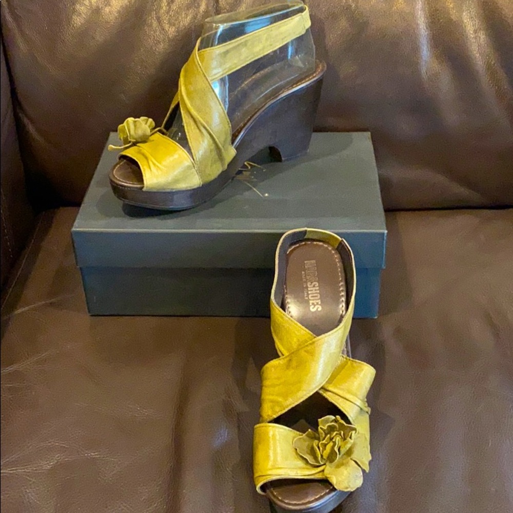NARASHOES Olive Green Leather Flower Clogs